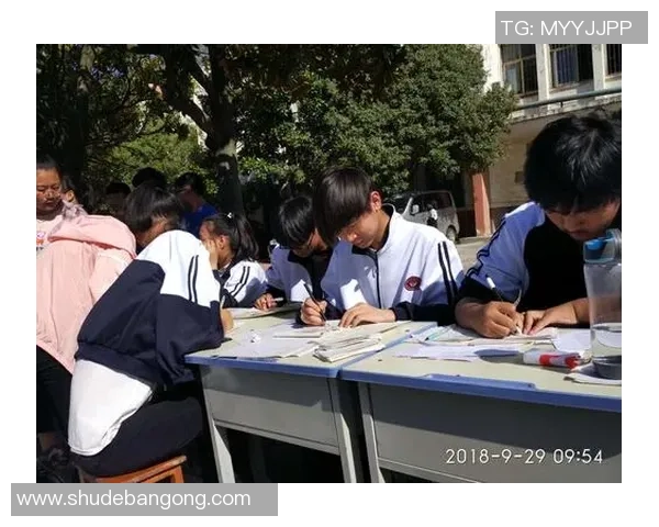 昔日绿茵传奇老球星再展英姿重返赛场激情踢球瞬间